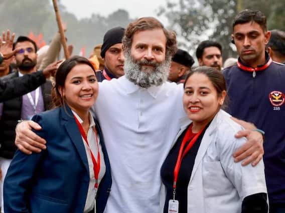 Bharat Jodo Yatra: क्या सर्दी से लगने लगा राहुल गांधी को डर? जम्मू कश्मीर पहुंचते ही पहन ली जैकेट, देखिए तस्वीरें