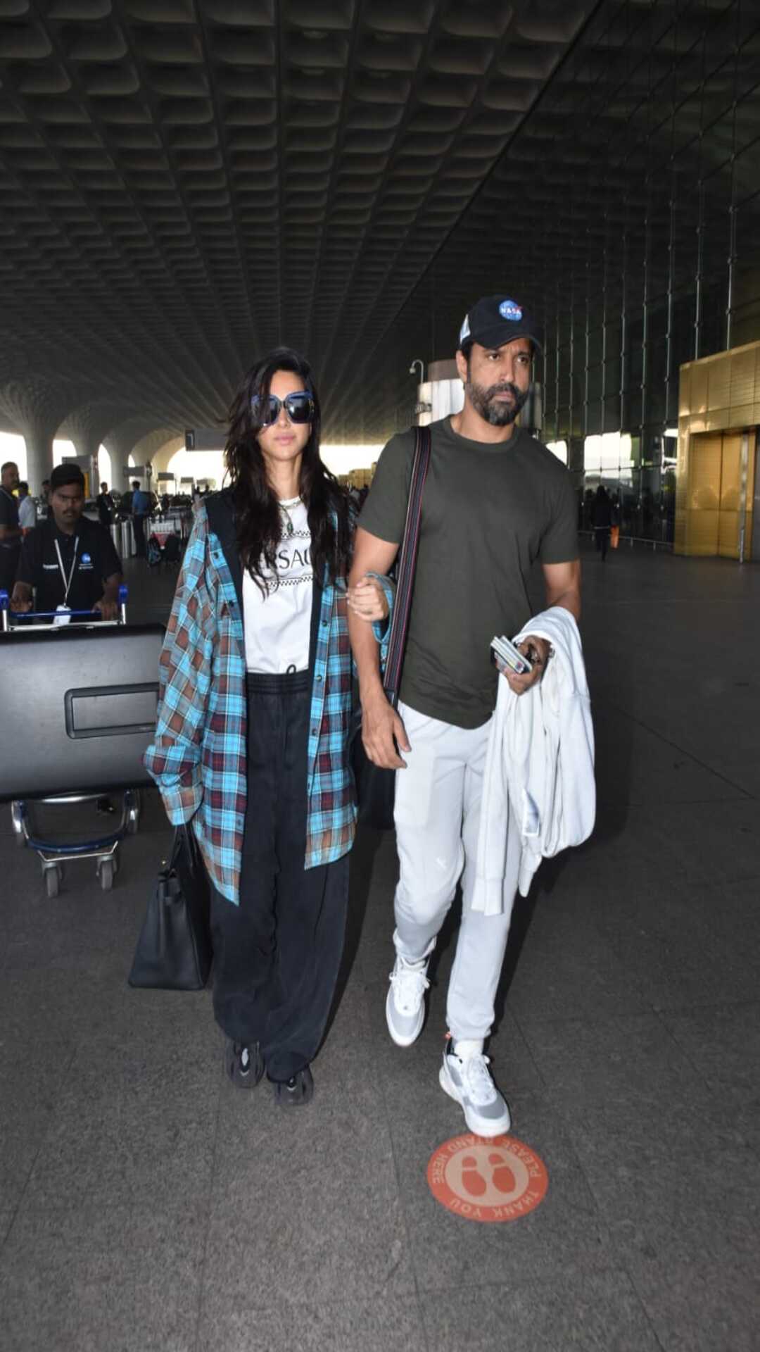 Farhan Akhtar With Shibani Dandekar Spotted At Airport Departure – Gallery