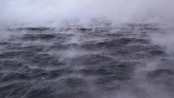 सतह के ऊपर की हवा में मौजूद ये पानी की बूंदे सी-स्मोक कहलाती हैं. यही कारण है कि महासागरों या नदियों में पानी की ऊपरी सतह पर भाप हमें गैस के रूप में दिखाई देती है. इस तरह के सी-स्मोक आर्कटिक और एंटार्कटिक में बहुत देखने को मिलते हैं.