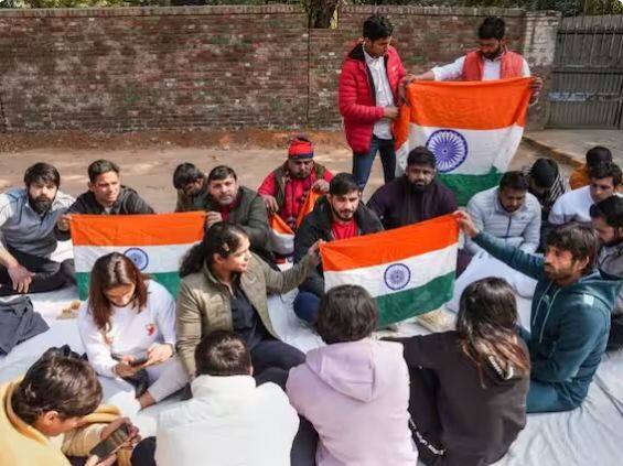 ਭਾਰਤੀ ਕੁਸ਼ਤੀ ਮਹਾਸੰਘ ਨੂੰ ਲੈ ਕੇ ਚੱਲ ਰਹੇ ਵਿਵਾਦ ਨੇ ਵੱਡਾ ਰੂਪ ਧਾਰਨ ਕਰ ਲਿਆ ਹੈ। ਇਸ 'ਤੇ ਪ੍ਰਧਾਨ ਬ੍ਰਿਜ ਭੂਸ਼ਣ ਸਿੰਘ ਨੇ ਕਿਹਾ ਹੈ ਕਿ ਜੇਕਰ ਮੇਰੇ 'ਤੇ ਲੱਗੇ ਸਾਰੇ ਦੋਸ਼ ਬੇਬੁਨਿਆਦ ਹਨ ਅਤੇ ਕਿਸੇ ਐਥਲੀਟ ਨੂੰ ਪ੍ਰੇਸ਼ਾਨ ਨਹੀਂ ਕੀਤਾ ਗਿਆ। ਉਨ੍ਹਾਂ ਕਿਹਾ ਕਿ ਜੇਕਰ ਦੋਸ਼ ਸਾਬਤ ਹੋ ਗਏ ਤਾਂ ਉਨ੍ਹਾਂ ਨੂੰ ਫਾਂਸੀ 'ਤੇ ਲਟਕਾ ਦਿੱਤਾ ਜਾਵੇਗਾ। ਉਨ੍ਹਾਂ ਕਿਹਾ ਕਿ ਮੇਰੇ ਖਿਲਾਫ ਸਾਜ਼ਿਸ਼ ਰਚੀ ਜਾ ਰਹੀ ਹੈ ਪਰ ਮੈਂ ਜਾਂਚ ਲਈ ਤਿਆਰ ਹਾਂ।