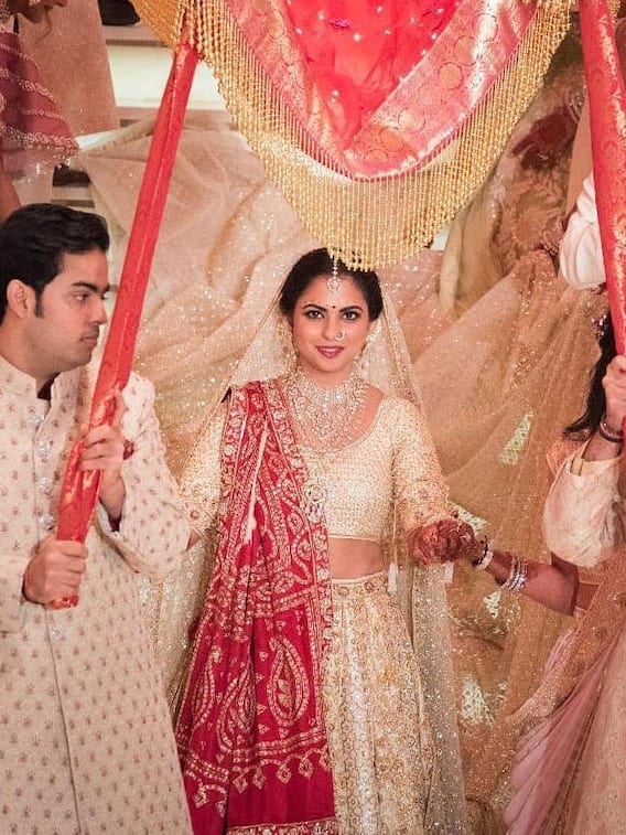 अपनी शादी में ईशा अंबानी ने पहना था 90 करोड़ का लहंगा