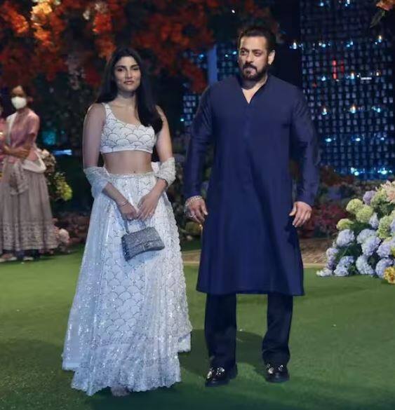 ਕੁੱਲ ਮਿਲਾ ਕੇ ਇਨ੍ਹਾਂ ਤਸਵੀਰਾਂ 'ਚ ਸਲਮਾਨ ਖਾਨ ਅਤੇ ਅਲੀਜ਼ਾ ਅਗਨੀਹੋਤਰੀ ਯਾਨੀ ਮਾਮਾ-ਭਤੀਜੀ ਦੀ ਜੋੜੀ ਕਾਫੀ ਸ਼ਾਨਦਾਰ ਲੱਗ ਰਹੀ ਹੈ।