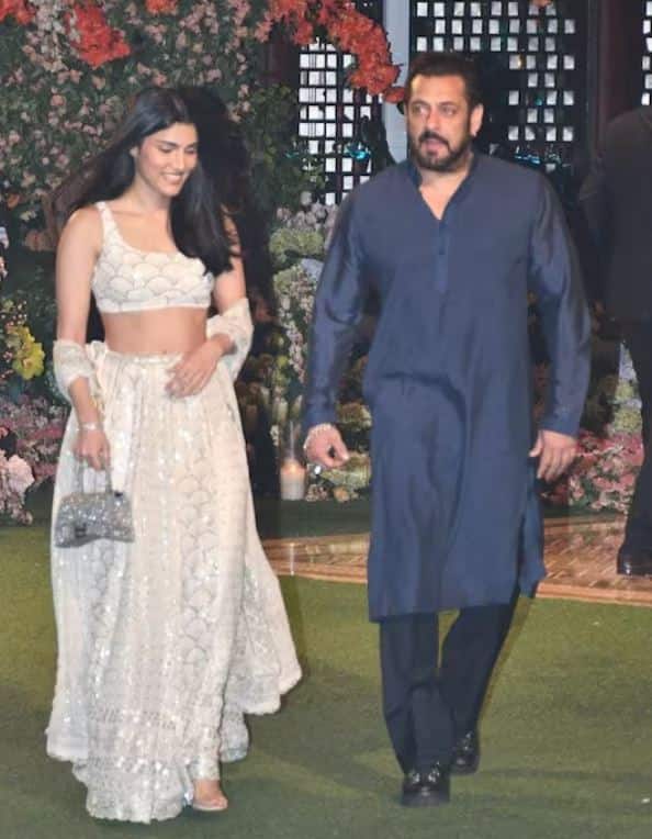 ਇਸ ਦੌਰਾਨ ਸਲਮਾਨ ਖਾਨ ਆਪਣੀ ਵੱਡੀ ਭੈਣ ਅਲਵੀਰਾ ਖਾਨ ਅਗਨੀਹੋਤਰੀ ਦੀ ਬੇਟੀ ਅਲੀਜ਼ਾ ਅਗਨੀਹੋਤਰੀ ਨਾਲ ਪਹੁੰਚੇ।
