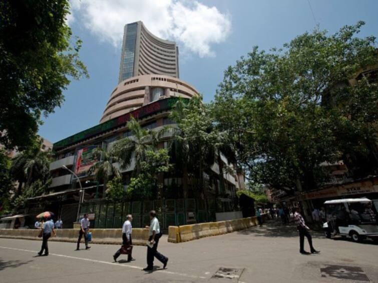 Stock Market Trades Flat: Sensex Rises Marginally, Nifty Above 18,100 Amid Volatility Stock Market Trades Flat: Sensex Rises Marginally, Nifty Above 18,100 Amid Volatility