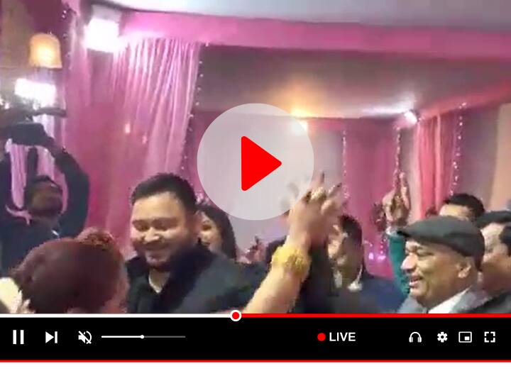 Watch: 'सूट-बूट पहिने से केहू हीरो ना होला', समारोह में तेजस्वी-तेज प्रताप को देख महिलाएं देनी लगीं 'गालियां' Viral video of Tejashwi Yadav and Yadav Tej Pratap at RJD leader Sunil Singh house ann Watch: 'सूट-बूट पहिने से केहू हीरो ना होला', समारोह में तेजस्वी-तेज प्रताप को देख महिलाएं देनी लगीं 'गालियां'