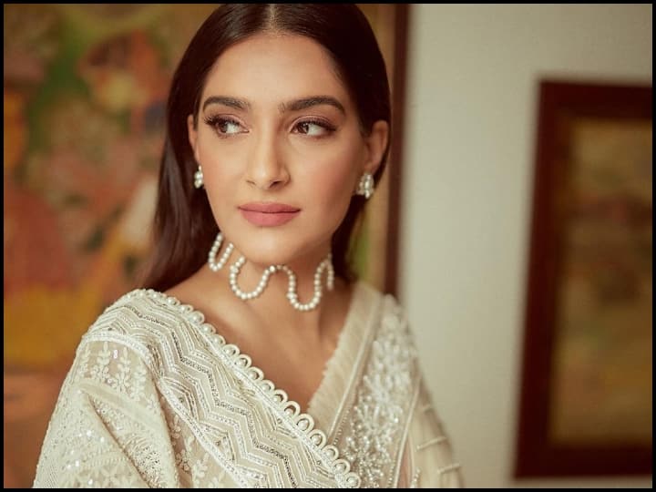 Sonam Kapoor looked like a princess in an off-white silk net saree, all eyes on pearl necklace