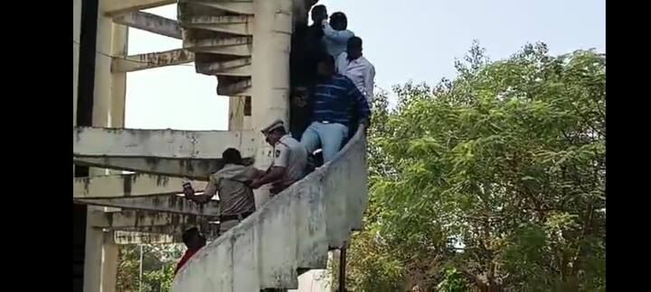 बायको नांदायला येत नसल्याच्या कारणामुळे एकाने टाकीवर चढून शोले स्टाईल आंदोलन केले