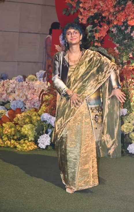 કિરણ રાવે સાડી પર બ્લેઝર પહેરીને તેણે ફંક્શનમાં તેના આઉટફિટને ઈન્ડો-વેસ્ટર્ન ટચ આપ્યો હતો.કિરણ રાવ એકલી જ ફંક્શનમાં પહોંચી હતી.