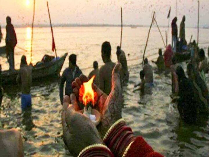 मौनी अमावस्येला सकाळी स्नानानंतर शिवलिंगावर काळ्या तीळासह 5 लवंगा अर्पण करा. यामुळे घरातील नकारात्मक ऊर्जेचा प्रभाव संपतो.