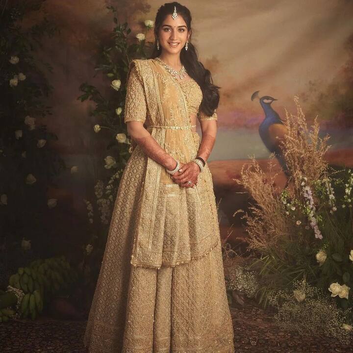 इस लहंगे को फेमस डिजाइनर अबू जानी और संदीप खोसला की जोड़ी ने डिजाइन किया है.राधिका ने हल्के ग्रे कलर का लहंगा पहना था, इसके साथ ही उन्होंने मांग टीका और हीरे का हार पहना था.