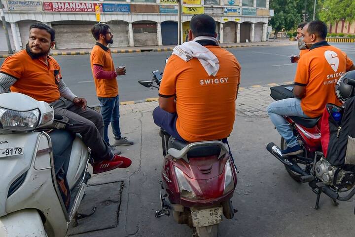 Swiggy: आप सभी ने कभी न कभी स्विगी से खाना जरूर ऑर्डर किया होगा. फूड डिलीवरी करने वाली इस कंपनी ने अपने 380 कर्मचारियों को नौकरी से निकाल दिया है. इसके पीछे का कारण कंपनी ने कर्मचारियों को आर्थिक तंगी बताया है. एक ई-मेल के जरिए कंपनी ने लोगों को इस बारे में सूचित किया.