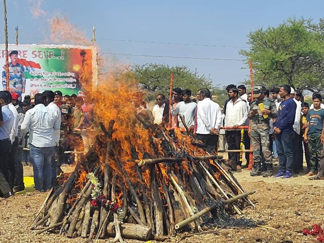 Sangli News : शहीद नायब सुभेदार जयसिंग भगत अनंतात विलीन; खानापुरात लष्करी इतमामात अंत्यसंस्कार martyred Naib Subhedar Jai Singh Bhagat Funeral in Khanapur sangli with military honors Sangli News : शहीद नायब सुभेदार जयसिंग भगत अनंतात विलीन; खानापुरात लष्करी इतमामात अंत्यसंस्कार
