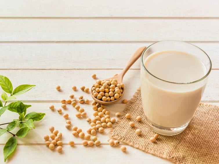 Is Soy Milk Good For You Know 5 Health Benefits That You Should Know About Soy Milk: எலும்புகள், இதய ஆரோக்கியத்திற்கு சோயாபால் குடிக்கலாமா..? நிபுணர்கள் சொல்வது இதுதான்..!