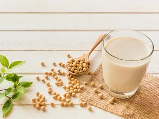 Soy Milk: எலும்புகள், இதய ஆரோக்கியத்திற்கு சோயாபால் குடிக்கலாமா..? நிபுணர்கள் சொல்வது இதுதான்..!