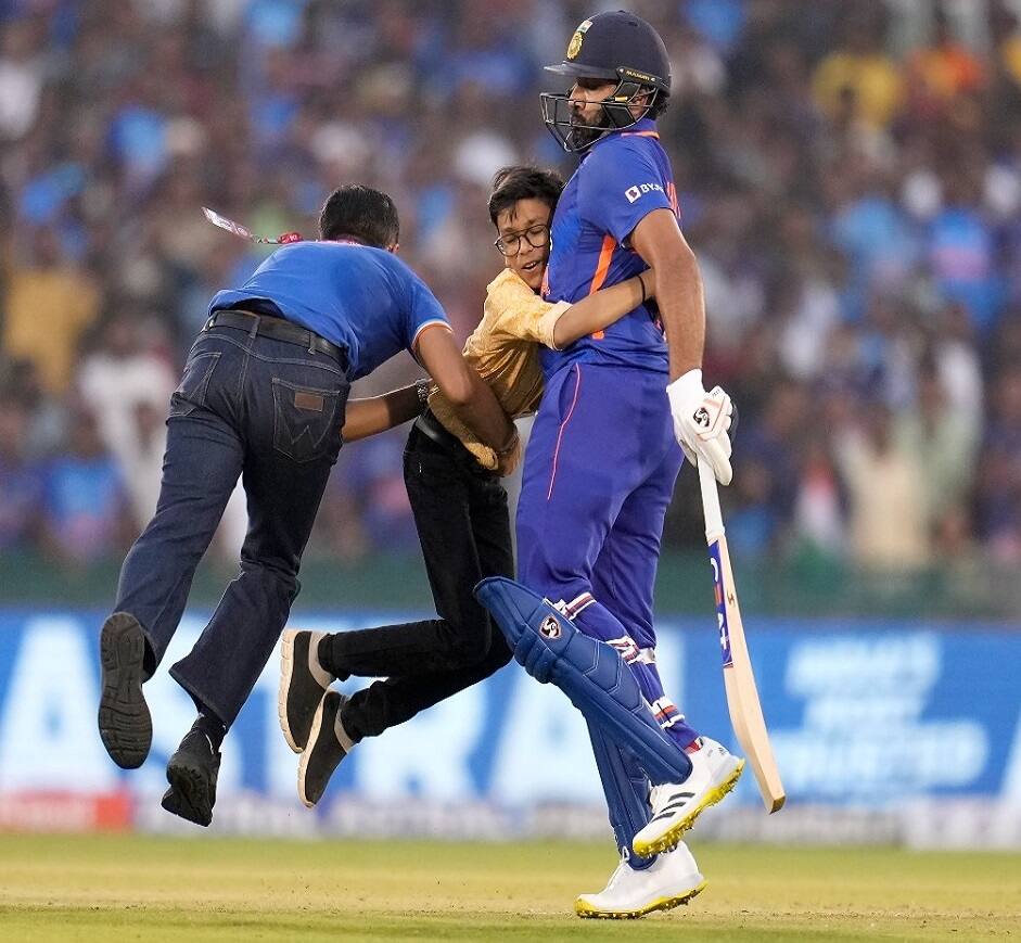 Watch: Rohit tries to stop security from manhandling a boy who rushed to hug him IND vs NZ: મેદાનમાં ઘૂસી રોહિત શર્માને ભેટી પડ્યો ફેન, કેપ્ટને બતાવી દરિયાદિલી, જુઓ VIDEO