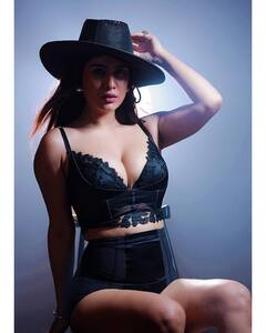 Neha Malik Photos: लेटेस्ट फोटोशूट में बेहद रिवीलिंग आउटफिट में नजर आईं नेहा मलिक, तस्वीरों देख थमी फैंस की सांसे