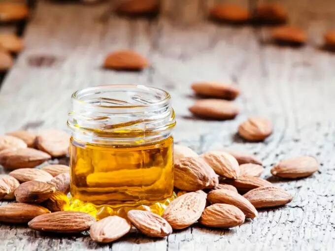 વિટામિન-ઈથી ભરપૂર બદામનું તેલ ત્વચાને સ્વસ્થ કરવામાં મદદ કરે છે અને સાથે જ તેને કુદરતી ચમક પણ આપે છે. આ તેલ આધારિત ક્રીમ શિયાળાને કારણે શુષ્ક અને નિર્જીવ ત્વચાને નવું જીવન આપે છે. તેના નિયમિત ઉપયોગથી ફ્લેકી સ્કિનની સમસ્યા પણ દૂર થઈ જાય છે.