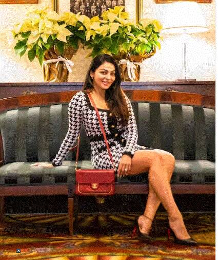 ਨੀਰੂ ਇਸ ਤਸਵੀਰ 'ਚ ਬਲੈਕ ਬ੍ਰੇਲੇਟ ਅਤੇ ਪੇਂਟ 'ਚ ਪੋਜ਼ ਦਿੰਦੀ ਹੋਈ ਕਾਫੀ ਗਲੈਮਰਸ ਲੱਗ ਰਹੀ ਹੈ।