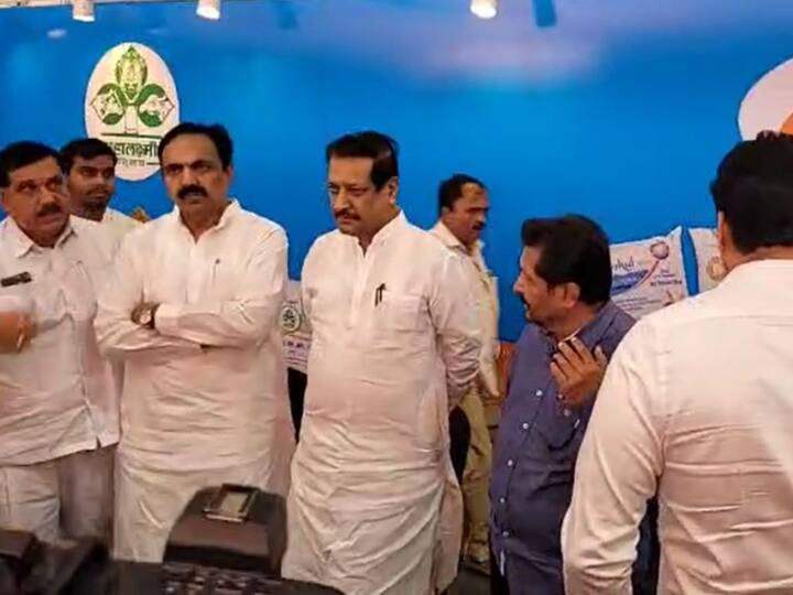 दुधाचा व्यवसाय ग्रामीण भागातील अर्थव्यवस्थेला तारणारा असल्यामुळे या व्यवसायामध्ये अत्याधुनिक तंत्रज्ञानाचा वापर करुन उपपदार्थ तयार करण्यावर भर द्यावा, असेही ते म्हणाले.