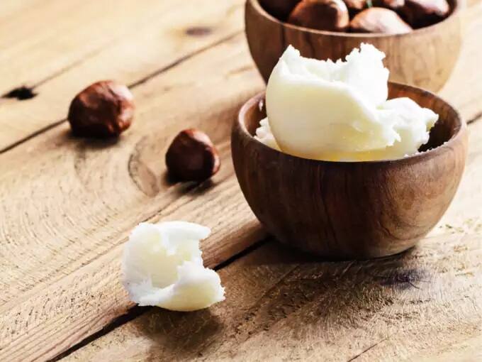 જો તમારી ફેસ ક્રીમમાં શિયા બટર હોય, તો તમારે દિવસ દરમિયાન વારંવાર તમારા ચહેરાને મોઇશ્ચરાઇઝ કરવાની જરૂર નહીં પડે. આ એટલા માટે છે કારણ કે તેમાં એવા ઘટકો છે જે ત્વચાને લાંબા સમય સુધી મોઇશ્ચરાઇઝ રાખે છે. ઠંડા પવનો પણ ત્વચાના આ ભેજને નુકસાન પહોંચાડવામાં સક્ષમ નથી. એટલે કે, સવારે શિયા બટર આધારિત ક્રીમ લગાવવાથી તમારા ચહેરાની ત્વચા રાત સુધી નરમ રહેશે.