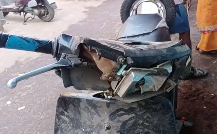 हातात कोयते आणि तलवारी घेऊन दहशत माजवत लोकांना दुकाने बंद करण्यास धमकावले.