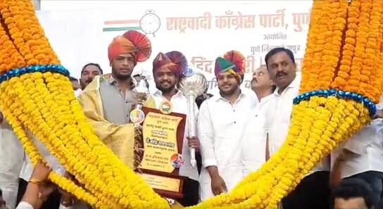 भला मोठा हार घालून त्या दोघांचा सत्कार करण्यात आला.