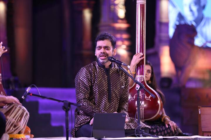 यावेळी डॉ वसंतराव देशपांडे प्रतिष्ठानचे विश्वस्त बापू देशपांडे, पं. हृदयनाथ मंगेशकर यांचे सुपुत्र आदिनाथ मंगेशकर, पू ना गाडगीळ अँड सन्सचे अजित गाडगीळ, सूर्यकांत काकडे संस्कृती प्रतिष्ठानचे विजय काकडे, लोकमान्य मल्टीपर्पज कॉ-ऑपरेटिव्ह सोसायटीचे सुशील जाधव व भालचंद्र कुंटे, एम आय टी वर्ल्ड पीस युनिव्हर्सिटीच्या लिबरल आर्ट्स विभागाच्या प्रमुख डॉ प्रीती जोशी आदी उपस्थित होते.