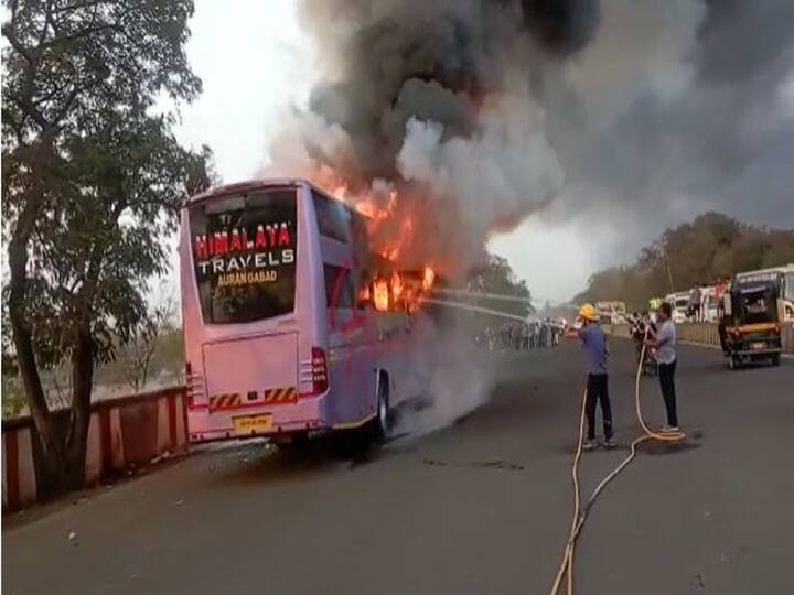 Aurangabad Bus Fire: औरंगाबाद-अहमदनगर महामार्गावर द बर्निंग बसचा थरार पाहायला मिळाला. औरंगाबादकडून नगरकडे जाणाऱ्या खासगी ट्रॅव्हल कंपनीच्या बसला आगली होती.