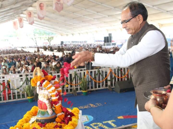 MP News: 10वीं-12वीं के रिजल्ट अच्छे आए तो 5 लाख रुपये देगी सरकार, सीएम शिवराज ने खुद किया एलान MP CM Shivraj Singh Chouhan to give 5 lakh rupees to schools with best 10th and 12 board results for smart class MP News: 10वीं-12वीं के रिजल्ट अच्छे आए तो 5 लाख रुपये देगी सरकार, सीएम शिवराज ने खुद किया एलान