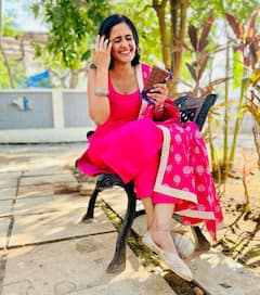 Ayesha Singh: 'गुम है...' की सई गुम हो गई किसी के प्यार में, डीपनेक सूट पहन खिंचवाई अपनी दिलकश फोटोज