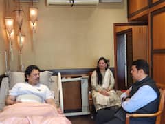 उपमुख्यमंत्र्यांनी घेतली धनंजय मुंडे यांची भेट; प्रकृतीची विचारपूस करण्यासाठी सदिच्छा भेट