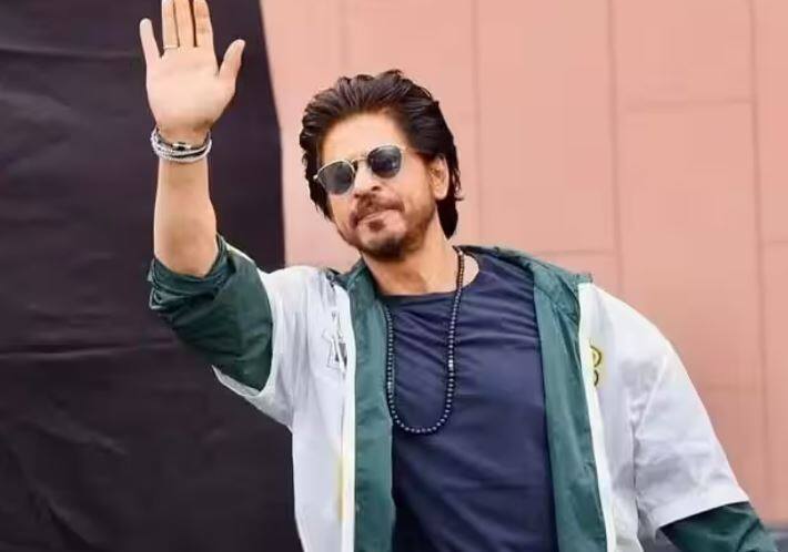 shah rukh khan funny reply to a fan who asked why the actor didnt come outside mannat as he was waiting  Shah Rukh Khan Tweet: 'મન્નત બહાર રાહ જોઈ રહ્યો હતો...મળવા કેમ ન આવ્યા?' જવાબ આપી શાહરુખે મહેફિલ લૂટી લીધી