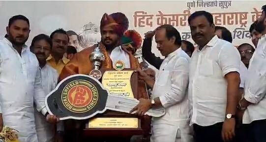 बक्षिस म्हणून दोघांनाही बुलेट देण्यात आल्या.