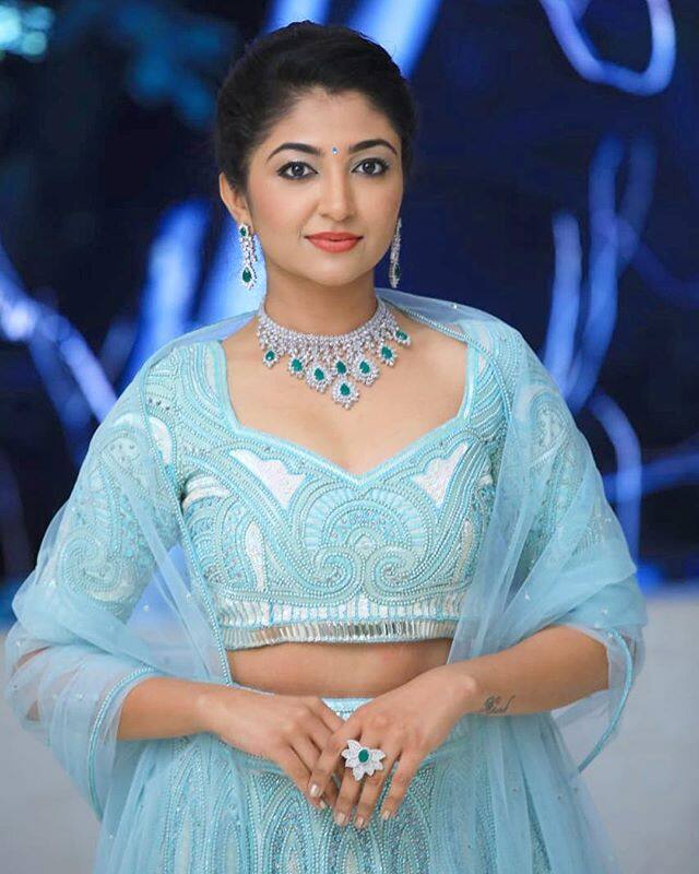 भूमि त्रिवेदी ने इंडियन आइडल 3 भाग लिया था लेकिन बीमारी की वजह से शो छोड़ दिया था. भूमि ने कई हिट बॉलीवुड गाने गाये हैं जिनमें 'राम चाहे लीला', 'डांस के लेजेंड' और 'उड़ी उड़ी' जैसे गाने शामिल हैं.