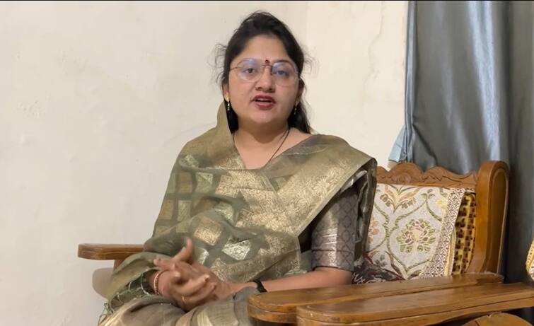 maharashtra news nashik news Shubhangi Patil criticizes Satyajit Tambe at jalgoan election tour Nashik Shubhangi Patil : ज्या काँग्रेसने भरभरुन दिलं, त्याच पक्षाला गाफील ठेवत दगाबाजी केली, शुभांगी पाटील यांचा गंभीर आरोप 