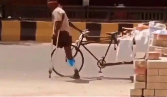 specially abled man pulling a cart with one hand will make you count your blessings see inspirational video Inspirational Video: ਕੱਪੜਿਆਂ ਨਾਲ ਲੱਦੀ ਠੇਲੇ ਨੂੰ ਇੱਕ ਇੱਕ ਹੱਥ ਨਾਲ ਖਿੱਚ ਕੇ ਲੈ ਜਾ ਰਿਹਾ ਸੀ ਅੰਗਹੀਣ ਵਿਅਕਤੀ, ਲੋਕਾਂ ਨੇ ਇਸ ਜਜ਼ਬਾਤ ਅੱਗੇ ਝੁਕਾਇਆ ਸਿਰ