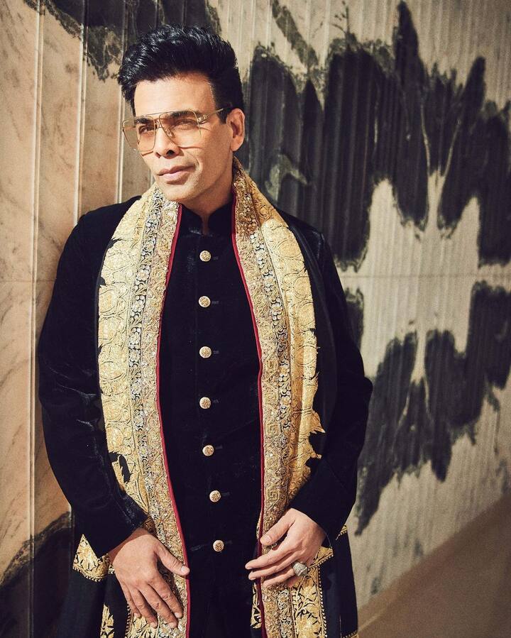 बॉलीवुड के मशहूर निर्माता और निर्देशक करण जौहर को आज के समय में कौन नही जानता हैं. उनकी फिल्में हर किसी को पसंद होती हैं. लेकिन फिल्मों से हटकर बात करें तो उनके लुक भी एकदम कमाल के होते हैं.