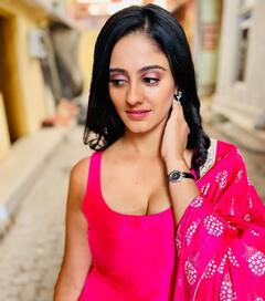 Ayesha Singh: 'गुम है...' की सई गुम हो गई किसी के प्यार में, डीपनेक सूट पहन खिंचवाई अपनी दिलकश फोटोज