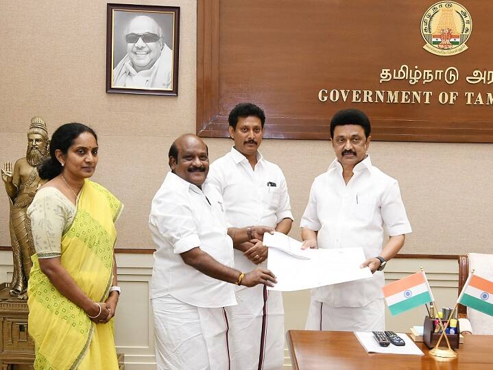 Namma School Scheme: நம்ம ஸ்கூல் திட்டம்; அமைச்சர்கள், தி.மு.க. எம்.எல்.ஏ.க்கள் சார்பில் ரூ.1.29 கோடி நிதி Namma School Scheme: Rs 1.29 Crore fund on behalf of Ministers, DMK MLAs to CM Stalin Namma School Scheme: நம்ம ஸ்கூல் திட்டம்; அமைச்சர்கள், தி.மு.க. எம்.எல்.ஏ.க்கள் சார்பில் ரூ.1.29 கோடி நிதி
