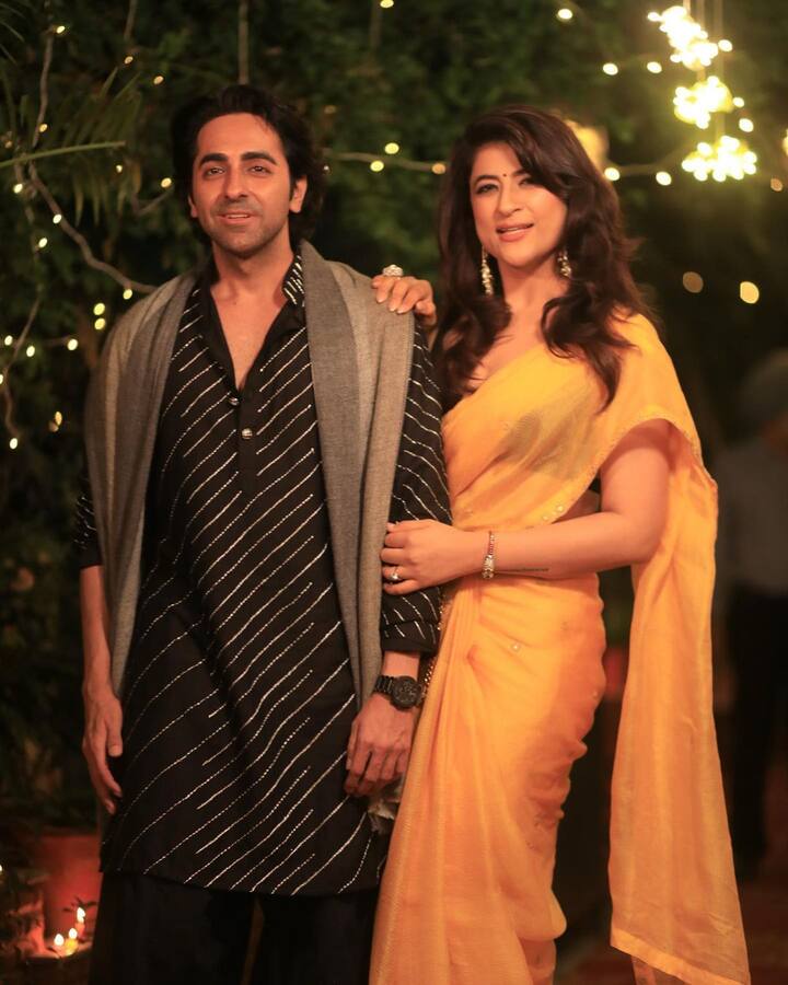 आयुष्मान खुराना – इस लिस्ट का पहला नाम है इंडस्ट्री के मल्टी टैलेंटिड एक्टर आय़ुष्मान खुराना का. जिन्होंने फिल्मों में एंट्री से पहले अपनी दोस्त ताहिरा कश्यप से शादी कर ली थी. जिसके बाद वो मुंबई आए और कुछ ही वक्त में उन्हें फिल्म ‘विक्की डोनर’ ऑफर हुई. फिर कुछ ही वक्त में वो इंडस्ट्री के टॉप स्टार्स की लिस्ट में शामिल हो गए.