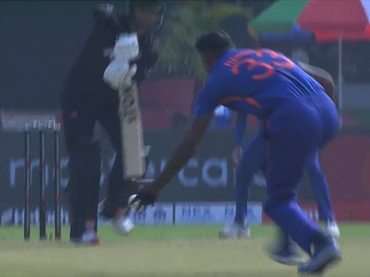 IND vs NZ 2nd ODI: Hardik Pandya took a splendid catch of Devon Conway against New Zealand in 2nd ODI Watch: रायपुर वनडे में हार्दिक पांड्या ने ड्वेन कॉन्वे को किया कॉटन बोल्ड, कैच देख रह जाएंगे दंग, VIDEO वायरल