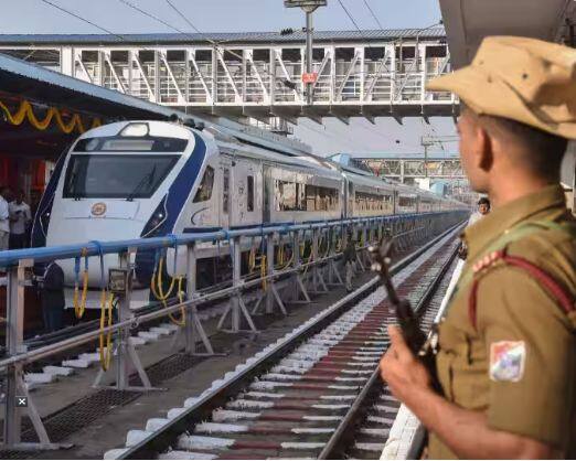 stones pelted on vande bharat train again in west bengal cracks on glass rpf team engaged in investigation Vande Bharat: ਪੱਛਮੀ ਬੰਗਾਲ 'ਚ ਫਿਰ ਵੰਦੇ ਭਾਰਤ ਟਰੇਨ 'ਤੇ ਪਥਰਾਅ, ਟੁੱਟੇ ਸ਼ੀਸ਼ੇ, ਜਾਂਚ 'ਚ ਲੱਗੀ RPF ਟੀਮ