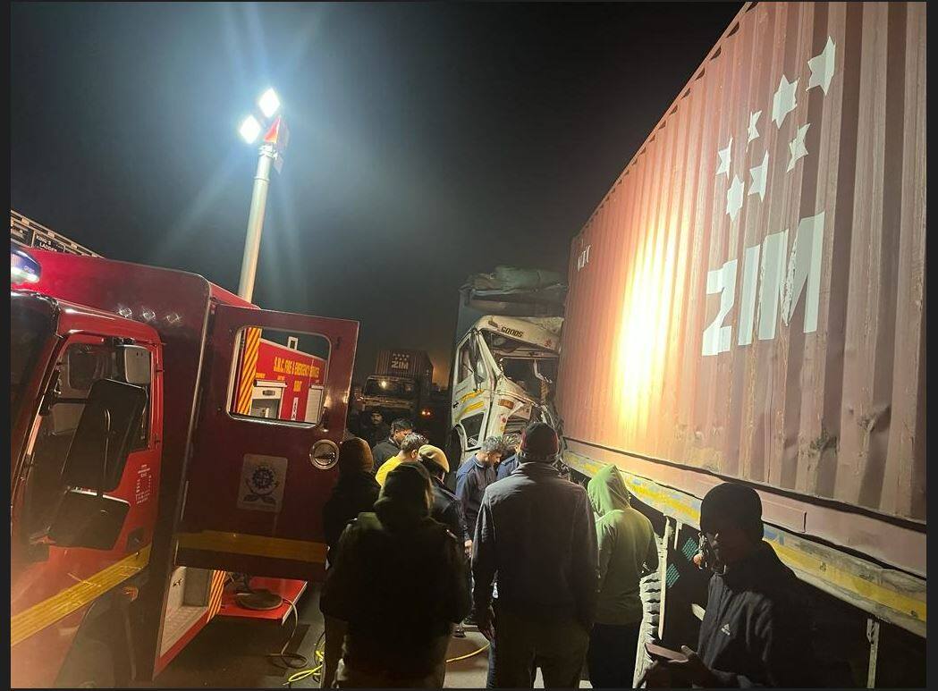 Serious accident between dumper and container in Surat Surat: સુરતમાં ડમ્પર અને કન્ટેનર વચ્ચે ગંભીર અકસ્માત, ચાલકનો મૃતદેહ કાઢવા ફાયર વિભાગની લેવી પડી મદદ