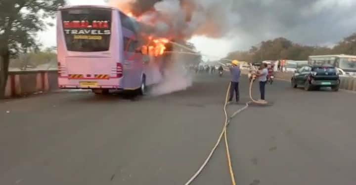 आज सकाळी औरंगाबादमध्ये बर्निंग ट्रॅव्हल्स बसचा थरार पाहायाला मिळाला.