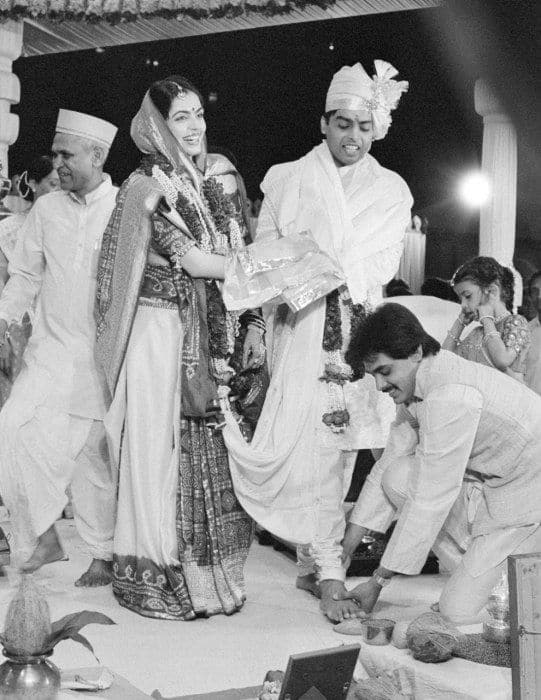 Anant Radhika Wedding since Nita Ambani Mukesh Ambani wedding photos went  viral | Nita Mukesh Ambani Wedding: 38 साल पहले जब खुद दुल्हन के रूप में  नजर आईं नीता अंबानी, मुकेश अंबानी