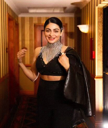 ਨੀਰੂ ਬਾਜਵਾ ਦਾ ਇੰਸਟਾਗ੍ਰਾਮ ਅਕਾਊਂਟ ਉਸ ਦੀਆਂ ਸਟਾਈਲਿਸ਼ ਤਸਵੀਰਾਂ ਨਾਲ ਭਰਿਆ ਹੋਇਆ ਹੈ। ਜਿਸ 'ਤੇ ਅਭਿਨੇਤਰੀ ਦੇ ਪ੍ਰਸ਼ੰਸਕ ਵੀ ਕਾਫੀ ਪਿਆਰ ਦੀ ਵਰਖਾ ਕਰ ਰਹੇ ਹਨ।