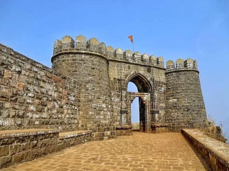 police crack down on illegal businesses on Vishalgad fort kolhapur news Vishalgad Fort : विशाळगडावर हुल्लडबाजी, अवैध धंदे करणाऱ्यांना पोलिसांचा झटका; अनेकांचे धाबे दणाणले
