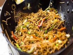 রাস্তার দোকানের চাউমিন ভীষণ পছন্দ? এই ভিডিও দেখলে হয়তো আর নাও খেতে পারেন