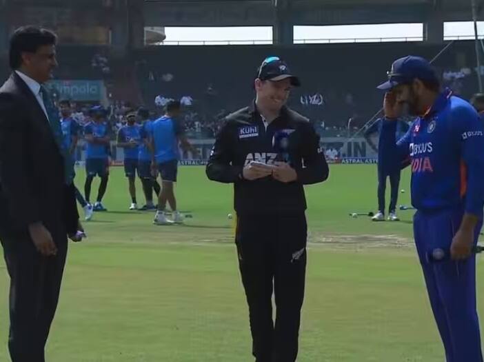 Watch: Rohit Sharma hilariously forgets what to do after winning toss in India vs New Zealand's 2nd ODI Watch:  ન્યૂઝીલેન્ડ સામેની બીજી વન-ડેમાં  રોહિત શર્મા ભૂલી ગયો કે ટોસ જીત્યા બાદ શું કરવાનું છે ?