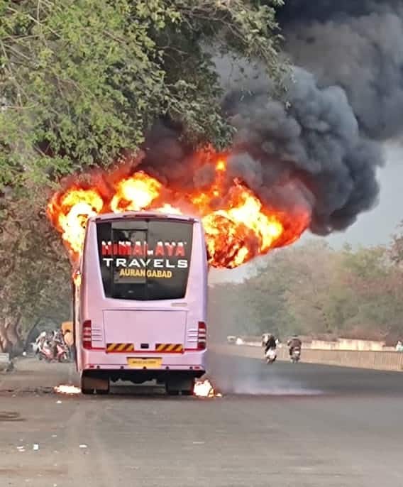 औरंगाबादच्या नगर नाक्याजवळ नगरच्या दिशेने जाणारी ट्रॅव्हल्स बसने अचानक पेट घेतला होता.